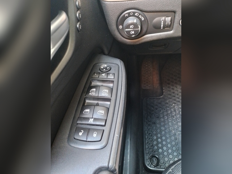 Jeep Cherokee 75 Aniv Auto 4x4 foto 12