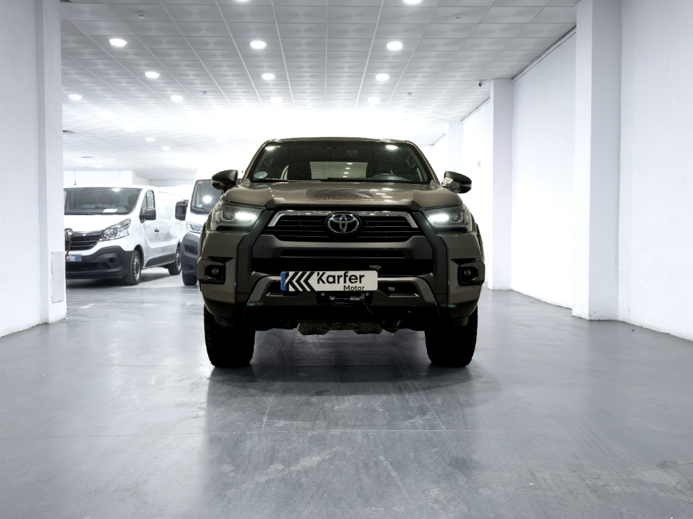 Toyota Hilux Doble Cabina Invincible 4x4 miniatura 3